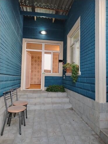 sahil qəsəbəsində evlər: Şəhər həyatı üçün rahat, kompakt həyət evi. - Geniş eyvanlı giriş — 1