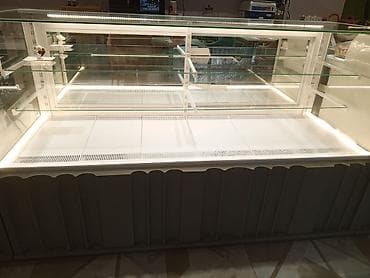 enerji soyuducu: Soyuduculu vitrin – şirniyyat, desert və delikateslər üçün - Ön, yan — 3