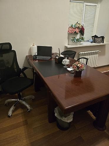 Ofis mebeli dəsti - Geniş, massiv taxta iş masası: parlaq qəhvəyi lalafo.az -da Ofis mebeli dəsti - Geniş, massiv taxta iş masası: parlaq qəhvəyi