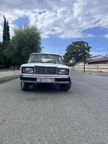 kotan satisi: VAZ 2107, ağ rəng, salon yenilənmiş. Xüsusiyyətlər: - Korpus: sedan — 4