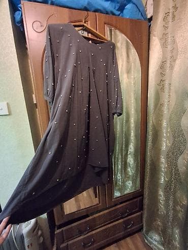 libas: Boz rəngli uzun tunika/plaş stilində rahat paltar. - Rəng: tünd boz - — 2