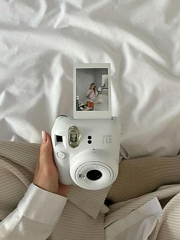 Fujifilm Instax Mini 12 — ağ rəngdə ani fotoaparat. Xüsusiyyətlər: -