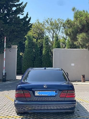 audi a5: Mercedes-Benz E-Class: 2.4 l | 1999 il Sedan — 2