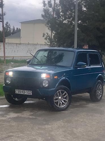 niva satisi: LADA Niva 4x4, mavi rəng, 3 qapılı off-road kuzov. Güclü tam ötürücülü — 3
