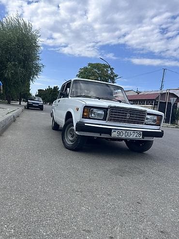 kotan satisi: VAZ 2107, ağ rəng, salon yenilənmiş. Xüsusiyyətlər: - Korpus: sedan — 9