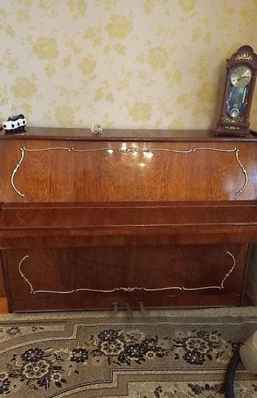 pianino belarus: Belarus - Korpus: parlaq cilalanmış tünd qəhvəyi ağac finişi, ön — 5