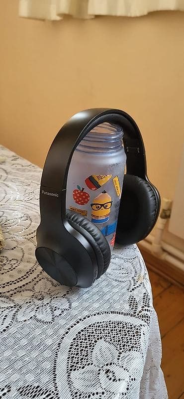 polis mikrofon: Panasonic qulaqlıq – tam ölçülü, qulağıörtən (over‑ear) dizayn. - — 1