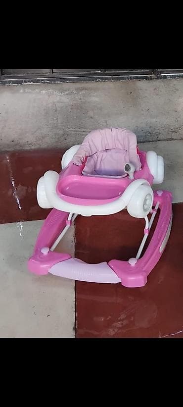 Uşaq gəzdiricisi (yürütəç) – çəhrayı/ağ rəngdə Xüsusiyyətlər: -