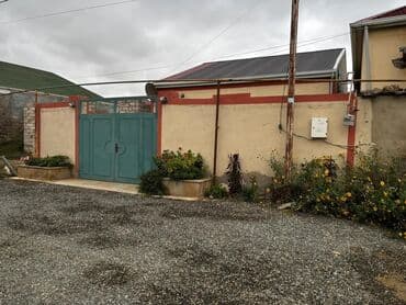 heyet evlerinde bulaq: Həyət evi - Tam mühafizə olunmuş hasarlı ərazi, geniş dəmir darvaza - — 1