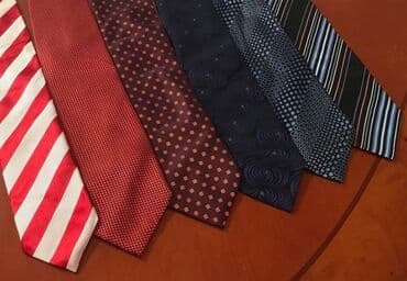 Köynəklər: Brend qalstuklar. Bir dəfə taxılıb, hər biri 5 AZN — 1