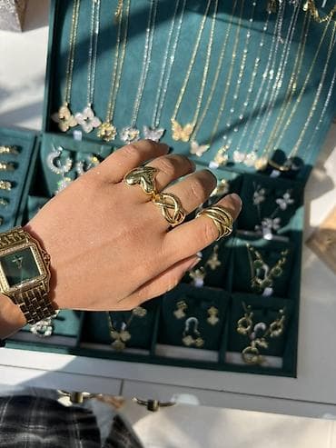 Çantalar: Qızılı rəngdə bəzək dəsti – üzüklər, boyunbağlar, sırğalar və asmalar — 1