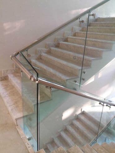 toxunma tutacaqlar: Şüşə və metal elementlərdən ibarət müasir üslubda hazırlanmış pilləkən — 5