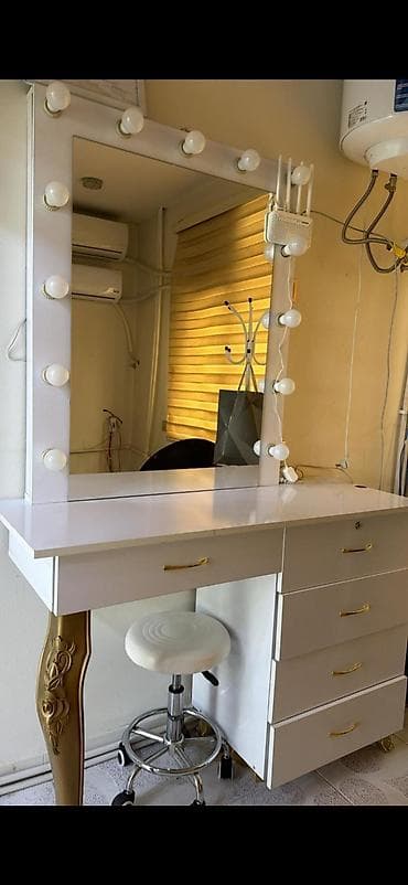pedikur kreslosu satilir: 2 eded var. Salon üçün guzulu skaf 150 azn. Stul 30 azn Unvan Nəsimi — 1