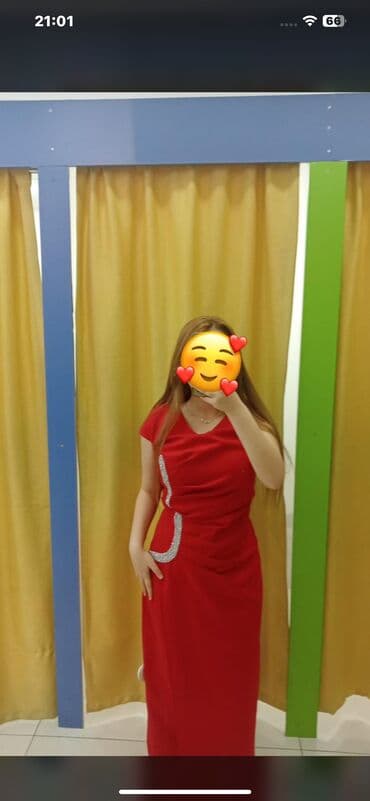 Qırmızı zərif ziyafət donu - Model: midi uzunluq, bədənə oturan kəsim