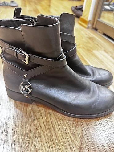 Məhsul: Qadın dəridən qısa çəkmə Razmer 38.5 Astarda yeyilmeler var