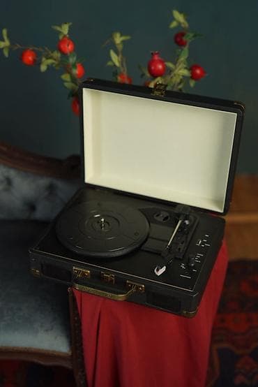 patefon: Vinil pikap – çamadan tipli portativ model - Retro çamadan dizaynı — 4
