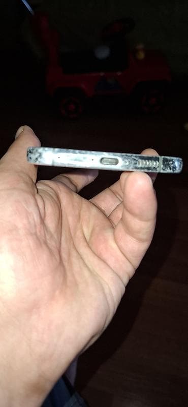 Məhsul: Apple iPhone (modeli dəqiq göstərilmir) Təsvir: - Korpus: Düz — 2