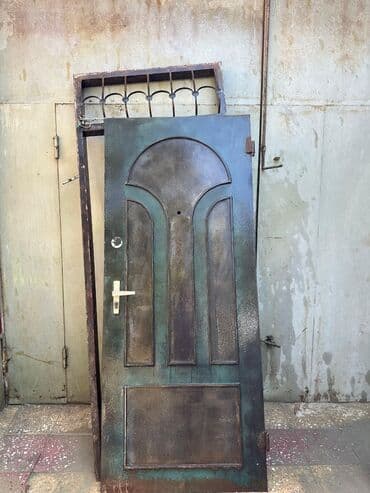 бу железные двери: Metal giriş qapısı möhkəm çərçivə ilə təchiz edilmişdir. Qapı qəhvəyi — 1