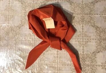 qizil onluq qiymeti: Pioner qalustuku nishani ve papaq desti 50 manat . Qalustuk 10 manat — 6