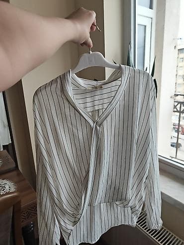 Şeritli qadın bluz - Rəng: ağ üzərində nazik qara şaquli zolaqlar -