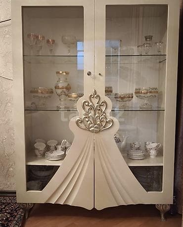 vitrin dolab: Klassik üslubda qonaq otağı üçün mebel dəsti. Tərkibi: - Güzgülü — 2