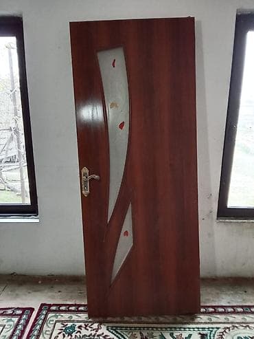 Daxili qapı – taxta teksturalı, tünd qəhvəyi rəngdə. - Material