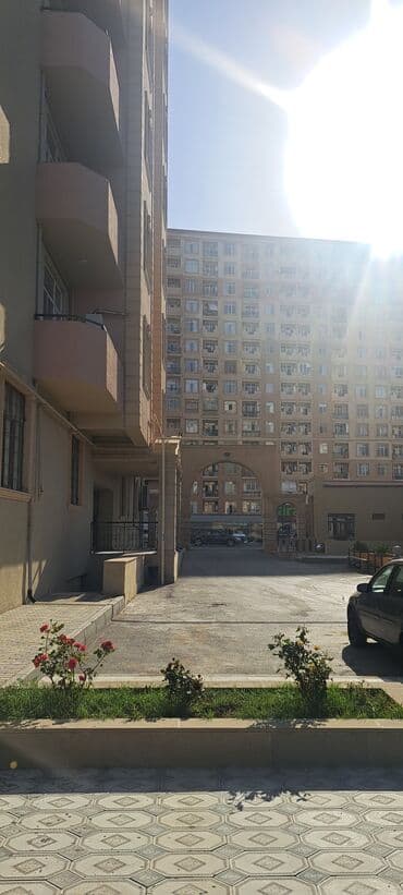 pencere reşotka: Yüksək keyfiyyətli təmirli, geniş və işıqlı mənzil interyeri. - — 2