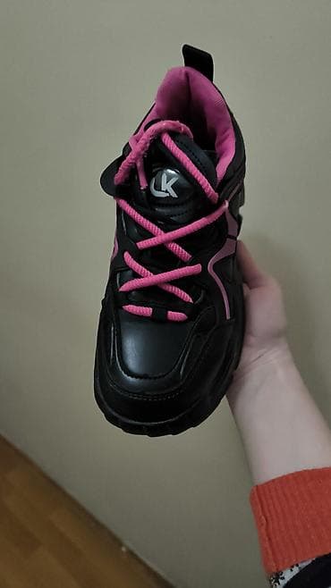 Детская одежда и обувь: Qızlar üçün idman ayaqqabısı - Rəng: qara, çəhrayı detallarla - Brend — 1