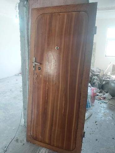 Seyf qapi 
135azn qiymet sondur
Ehmedli 0779 leli — 1
