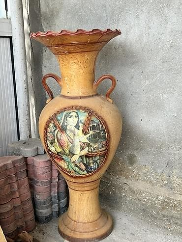 Vazalar: Bir vaza, Keramika — 1