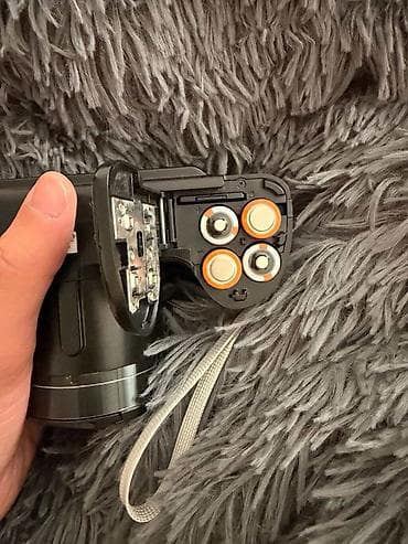 iqlim paneli: Samsung rəqəmsal fotoaparat – bridge tip. Xüsusiyyətlər: - Samsung — 4