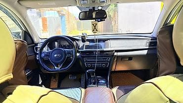 Kia K5 sedan – ağ rəng, aerodinamik kuzov və LED arxa işıqlar. GDi — 4