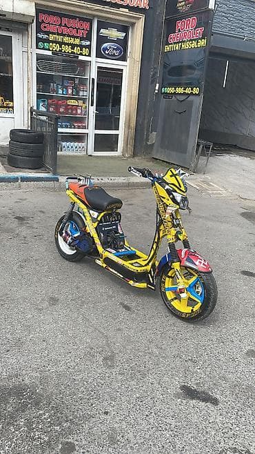 orta panel: Təsvir: - Xüsusi tərtibatlı skuter/moped – açıq sarı əsas rəngdə — 3