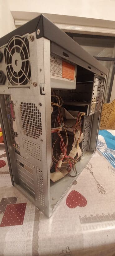 корпус для компьютера: Masaüstü kompüter korpusu – ATX midi-tower - Rəng: qara, ön hissədə — 5