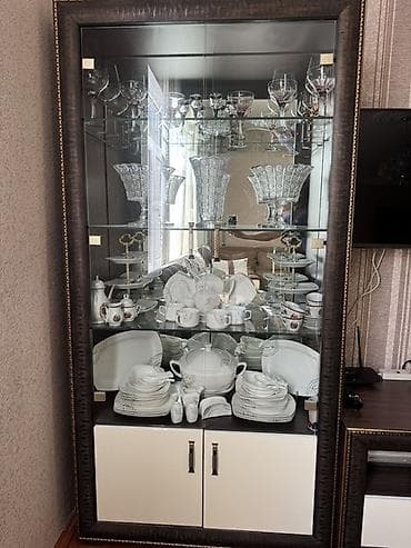 güzgülü komodlar: Qonaq otağı mebel dəsti Tərkib: - Şüşə vitrini olan böyük bufet: 2 — 1