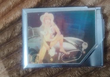 Metall siqaret qabı – iki bölməli, qapaqlı, kompaktdır. Ön tərəfində