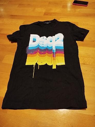 yagis geyimi: Qara rəngli qısaqol T‑şört. - Ön hissədə iri, çoxrəngli “DSQ2” qrafik — 1