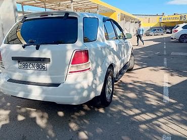 e 250 cdi: Ağ rəngli 5 qapılı yolsuzluq/SUV avtomobili. Xüsusiyyətlər: - Geniş — 2
