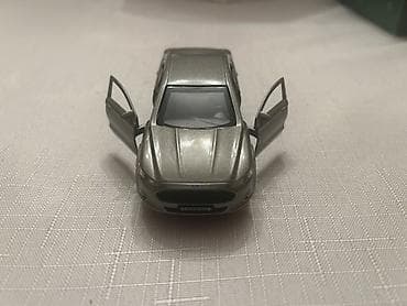 Oyuncaqlar: Metall oyuncaq avtomobil – sedan model. Xüsusiyyətlər: - Gümüşü — 6