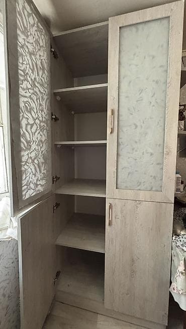 skaf: Dörd qapılı şkaf. T eze kimi. Şüşesi mat. İçi polkalı. Hündürlük — 5