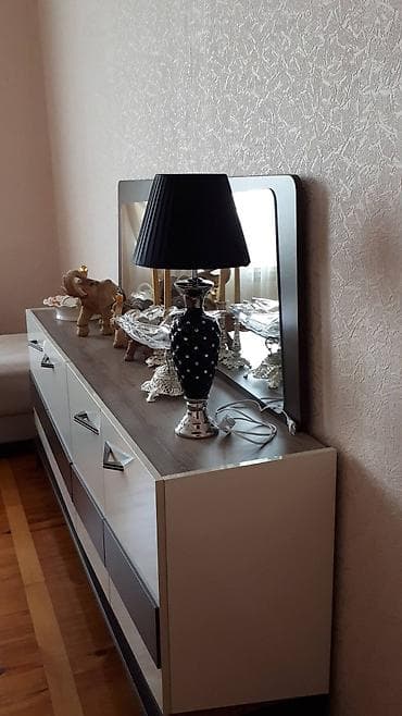 riyad mebel evi: Qonaq otağı mebel dəsti Tərkibi: - Geniş bufet-komod və iri güzgü - — 3