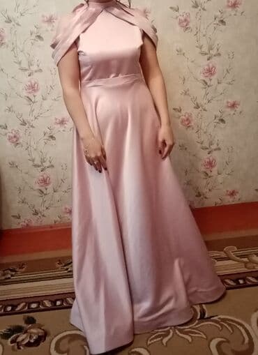 Zərif çəhrayı rəngdə, uzun, formal don. Parlaq, hamar parçadan