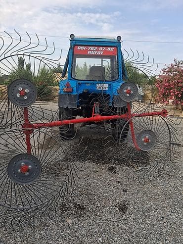 traktor şin: Mavi rəngli təkərli kənd təsərrüfatı traktoru, kabinalı. Ön və arxa — 2
