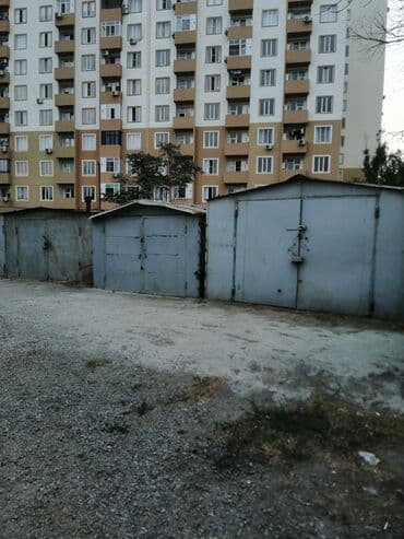 8 mkr: Sumqayıt 10 mkr. Qaraj satilir hündürlüyü 2.10 Eni 4 metr uzunluğu 6 — 3