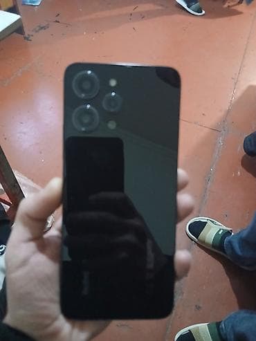 səs: Smartfon – qara rəng, şüşəparıltılı arxa panel və düzbucaqlı korpus — 2