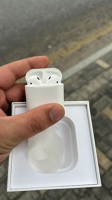 mikrafonu: Məhsul: Simsiz qulaqcıq (şarj qutusu ilə) Xüsusiyyətlər: - Kompakt — 1