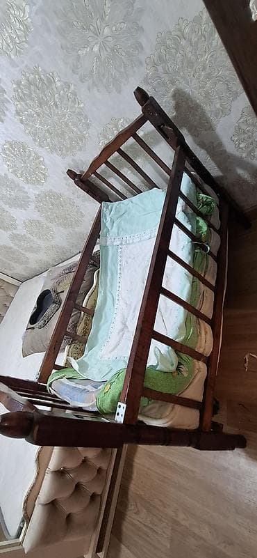 Taxta beşik - Material: bərk taxta, klassik əl işləməli dayaqlar və — 1