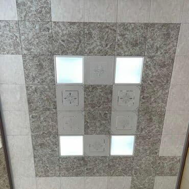 алчипан потолок: Qəhvəyi və bej rənglərdə olan bu tavan dizaynı müxtəlif ölçülü kvadrat — 1