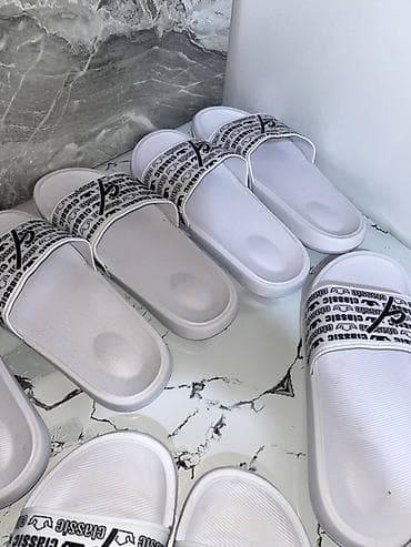 rezin botlar: Ağ rəngli unisex şıp-şap terliklər - Dizayn: Üst hissədə qara yazılı — 2