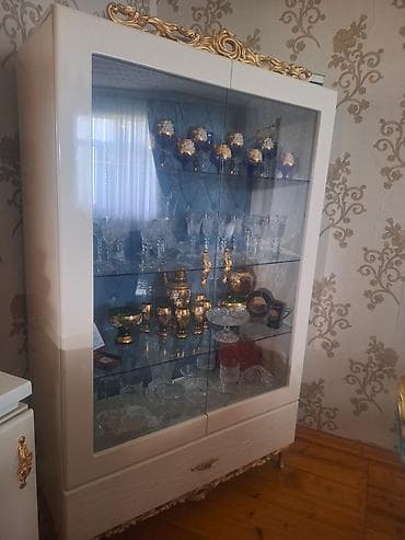 Şüşəli dolab vitrini, Yeni — 1